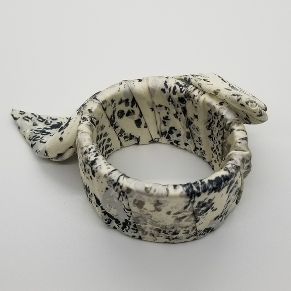 fabric wrapped hinged bangle with bow - Picture 2 of 5